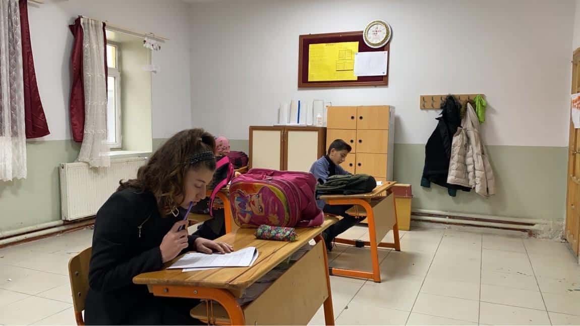 Okulumuzda Erzurum İl Milli Eğitim Müdürlüğümüzün yapmış olduğu il geneli 8. Sınıf deneme sınavı yapılmıştır.