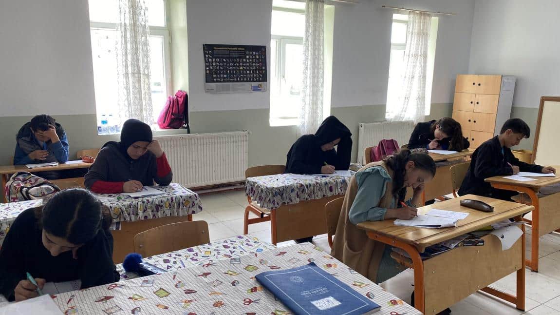 Erzurum İl Milli Eğitim Müdürlüğümüzün 8. Sınıflara yönelik olarak yapmış olduğu LGS deneme sınavını okulumuzda başarılı bir şekilde uyguladık.